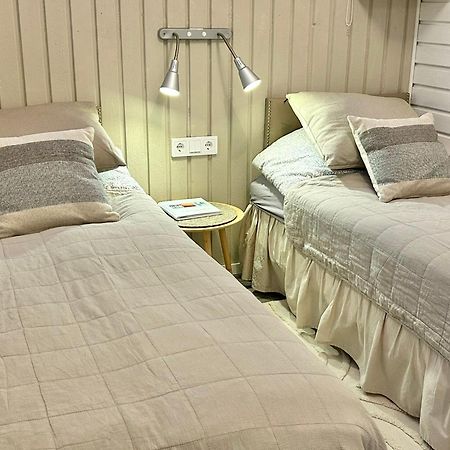 Lilla Huset Bed & Breakfast - Countryside Guesthouse, Free Parking Orebro Exterior photo