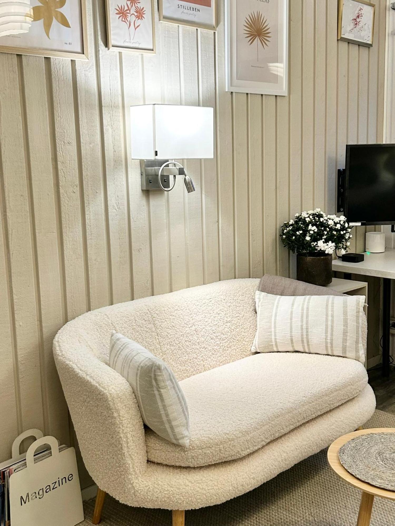 Lilla Huset Bed & Breakfast - Countryside Guesthouse, Free Parking Orebro Exterior photo