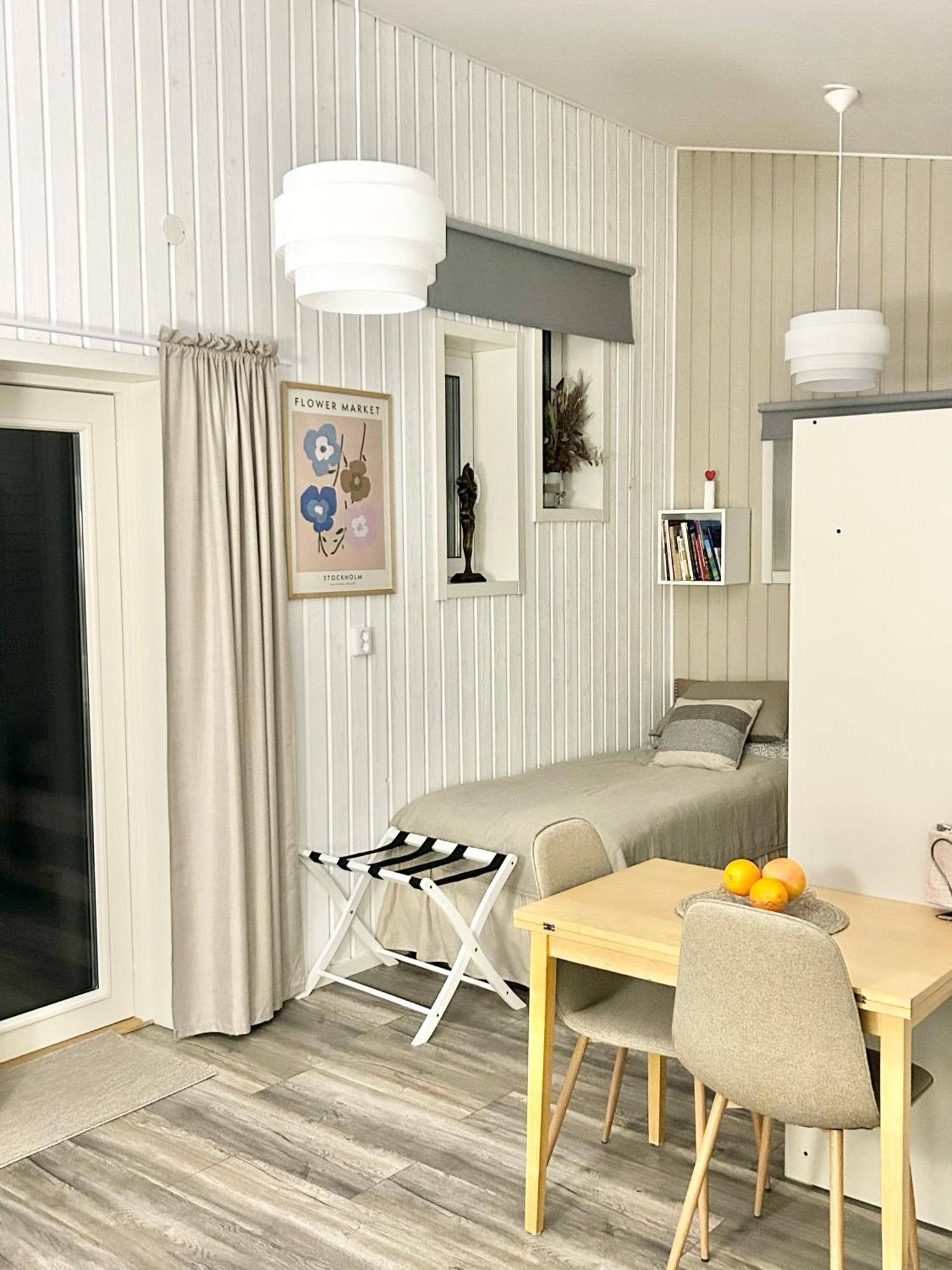 Lilla Huset Bed & Breakfast - Countryside Guesthouse, Free Parking Orebro Exterior photo