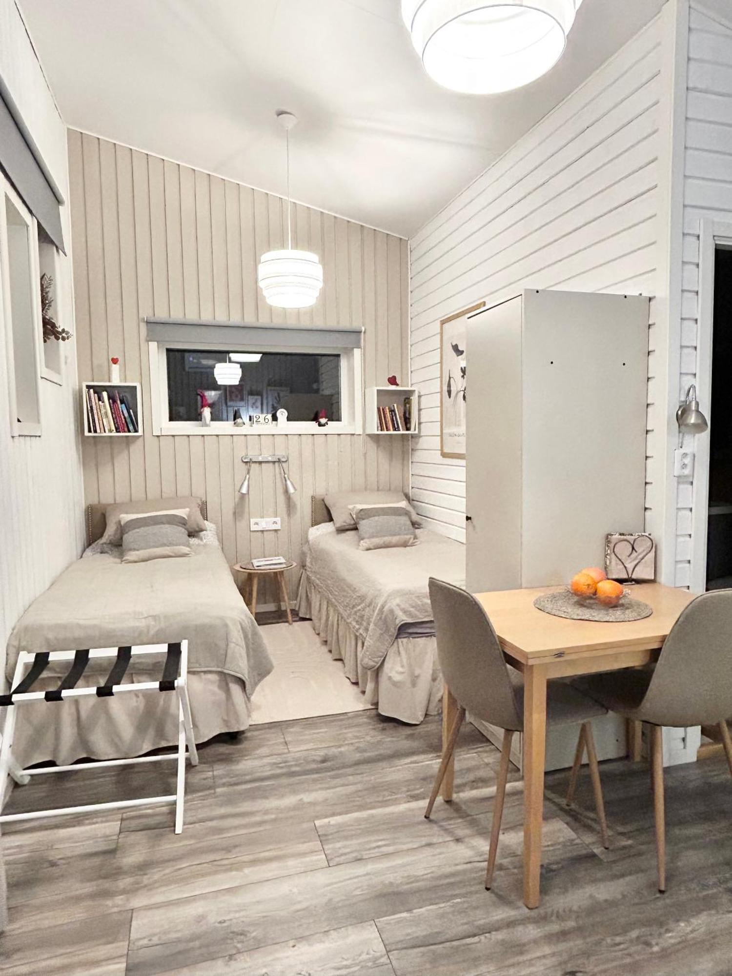 Lilla Huset Bed & Breakfast - Countryside Guesthouse, Free Parking Orebro Exterior photo