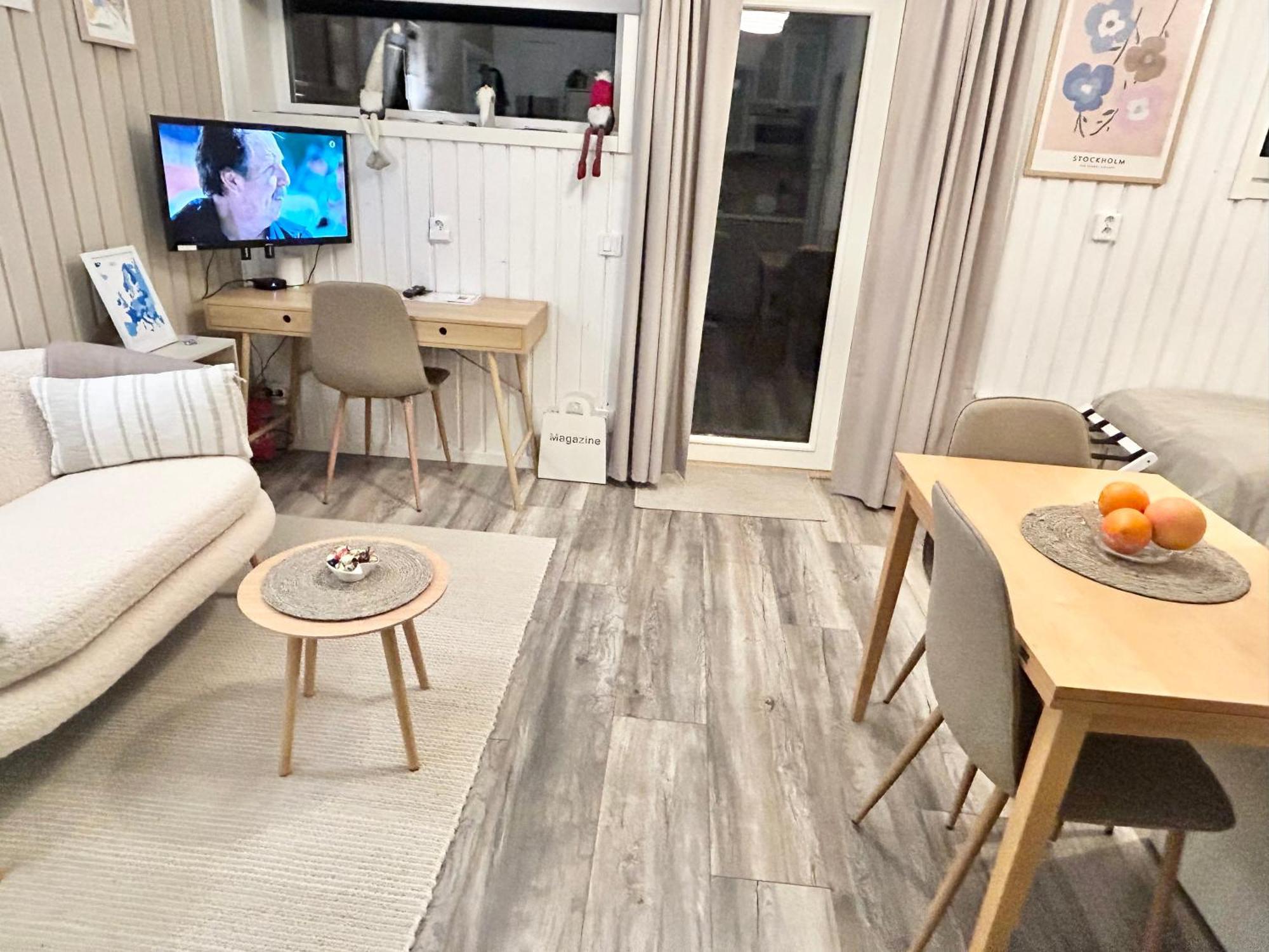 Lilla Huset Bed & Breakfast - Countryside Guesthouse, Free Parking Orebro Exterior photo