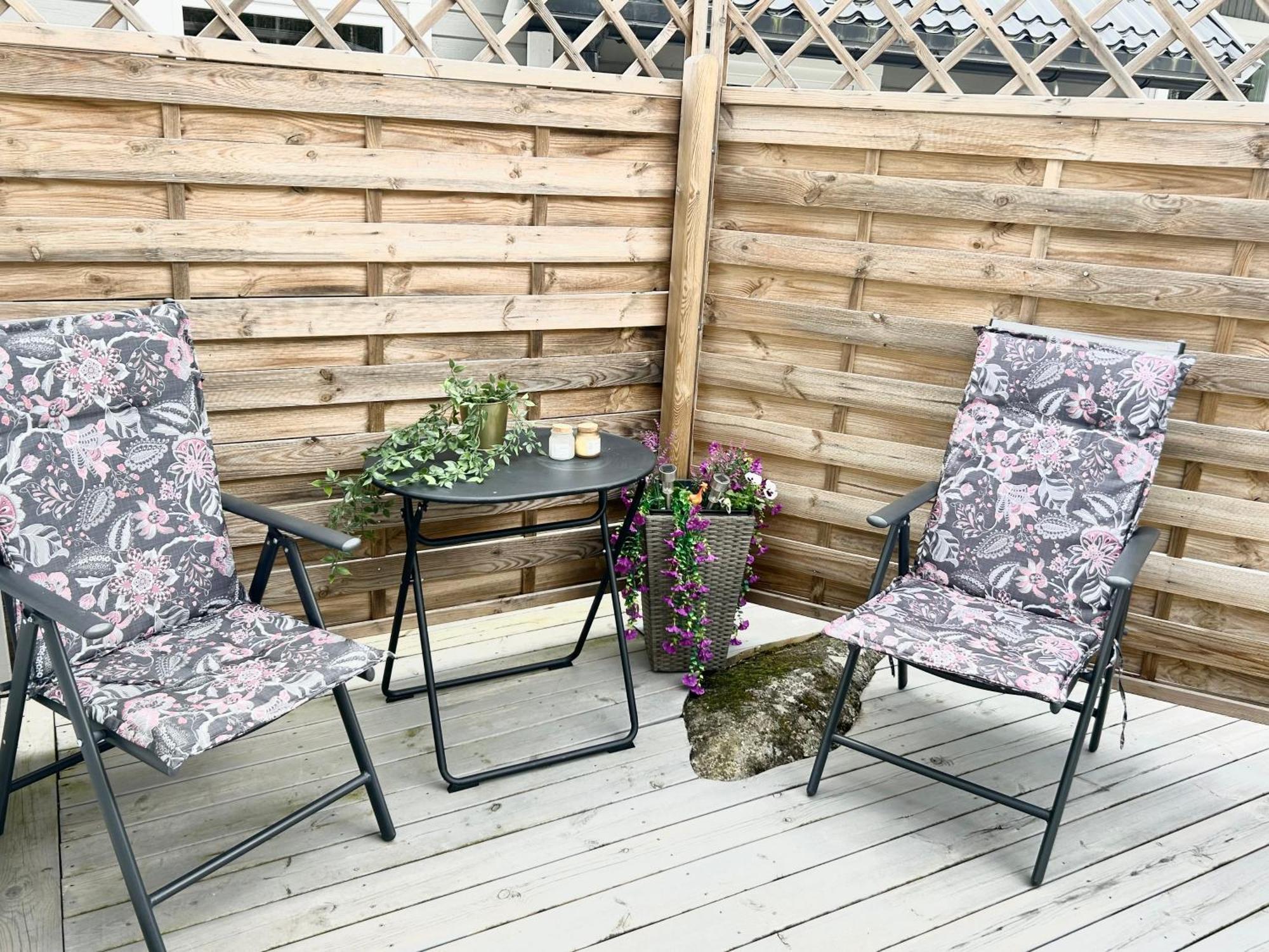 Lilla Huset Bed & Breakfast - Countryside Guesthouse, Free Parking Orebro Exterior photo